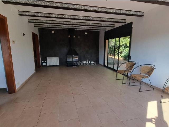 Casa en venta en Vallromanes. Casa con piscina, jardín y pista de frontón en Vallromanes. Casas.