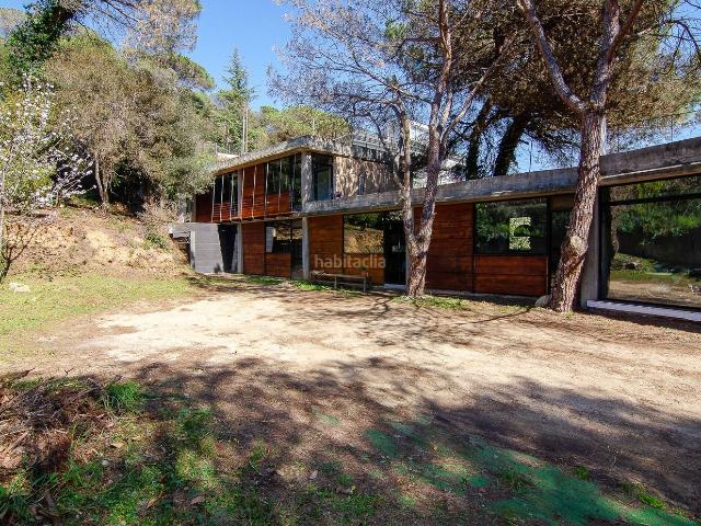 Casa en venta en Vallromanes. Casa Exclusiva con Diseño Moderno y Vistas Naturales. Casas.