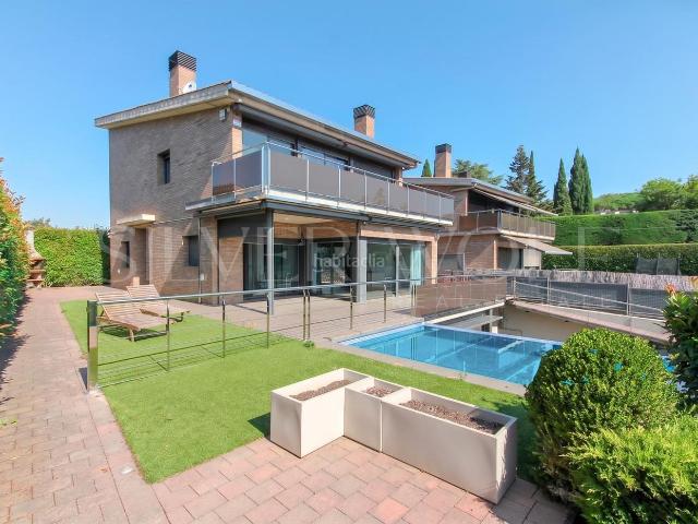 Casa en venta en Vallromanes. LUJO SERENO. Casas.