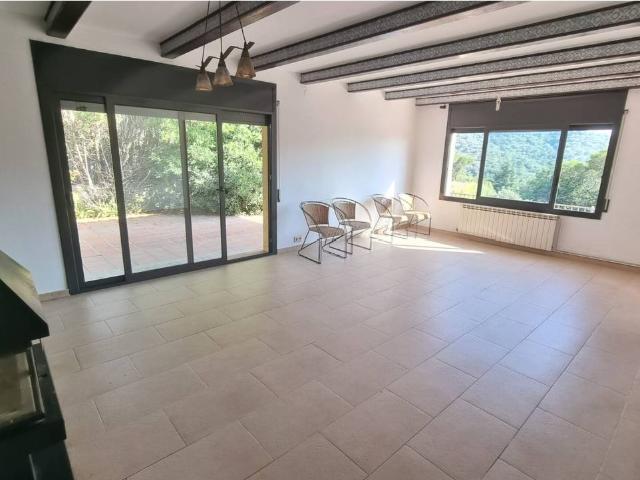 Casa con piscina, jardín y pista de frontón en Vallromanes