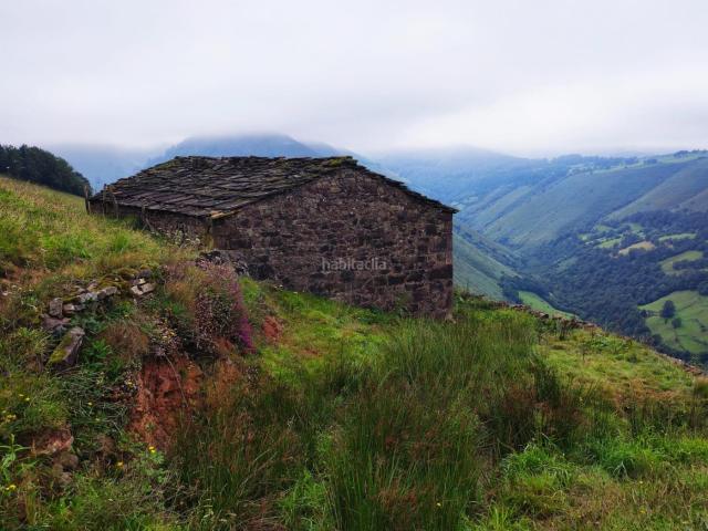 Casa en venta en Vega de Pas. Ubicadas en los Valles Pasiegos, uno de los rincones más bonitos de Cantabria, tenemos estas DOS CABAÑAS PARA REFORMAR. Rodeadas d. Casas Vega de.