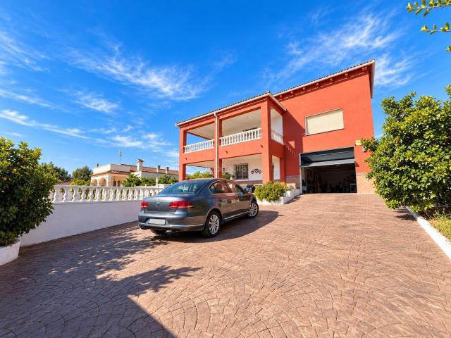 Casa en venta en Vendrell El, Mas Borràs Coto del Rey Costa Dorada. CHALET A CUATRO VIENTOS CON 338 M2, PISCINA Y GRANDES ESPACIOS EN MAS BORRÀS. Casas Vendrell.