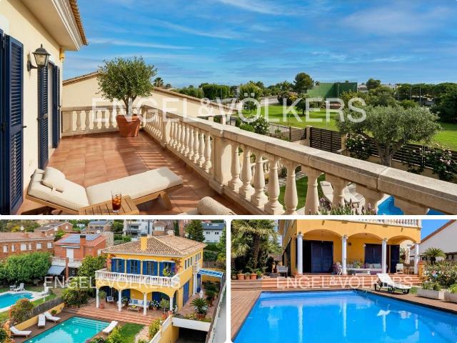 Casa en venta en Vendrell El, Bonavista Costa Dorada. Exclusiva Villa estilo andaluz con vistas al mar en Calafell. Casas Vendrell.