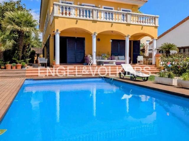 Casa en venta en Vendrell El, Bonavista Costa Dorada. Exclusiva Villa estilo andaluz con vistas al mar en Calafell. Casas Vendrell.
