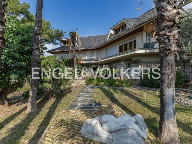 Casa en venta en Vendrell El, Centre Costa Dorada. Majestuosa casa con encanto y amplio jardín. Casas Vendrell.
