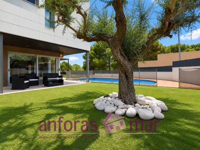 Casa en venta en Vendrell El, El Tancat Mas d´en Gual Costa Dorada. Como nuevo, moderno, diseñado a medida para aprovechar espacios, vistas y luz. Con Piscina. Casas Vendrell.