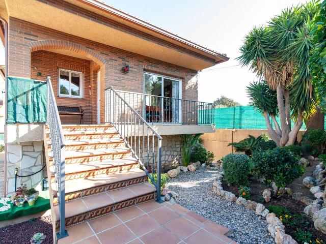 Casa en venta en Vendrell El, La Franquesa Oasis Park Costa Dorada. Casa a cuatro vientos con jardín y piscina cerca de la costa. Casas Vendrell.