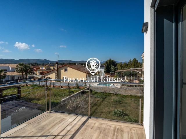 Casa en venta en Vendrell El, La Franquesa Oasis Park Costa Dorada. Casa con piscina y jardín en Eden Park. Casas Vendrell.