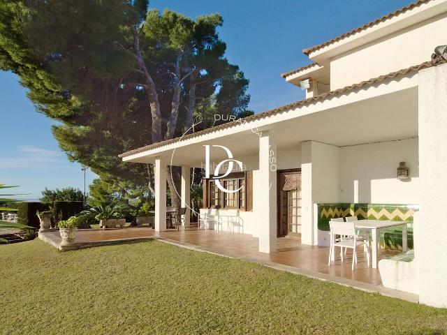 Casa en venta en Vendrell El, La Franquesa Oasis Park Costa Dorada. Casa de lujo de 273 m2 con piscina y vistas en venta en La Muntanyeta, El Vendrell. Casas Vendrell.