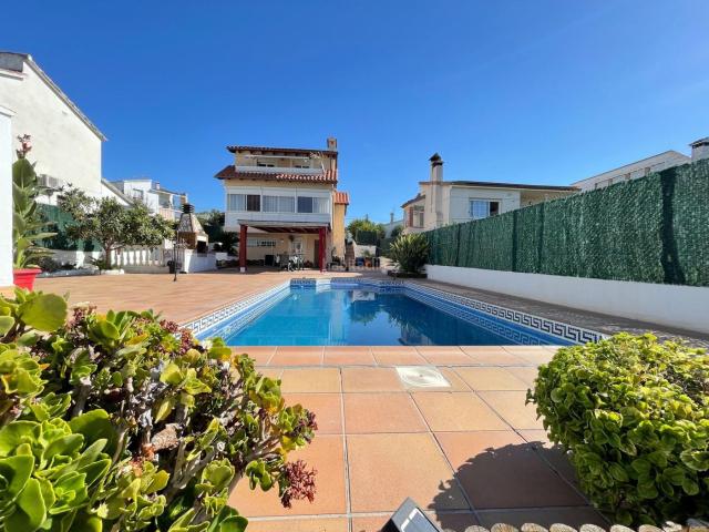 Casa en venta en Vendrell El, La Franquesa Oasis Park Costa Dorada. CASA INDEPENDIENTE CON 5 HABITACIONES PLACAS SOLARES Y GRAN ESPACIO EXTERIOR. Casas Vendrell.