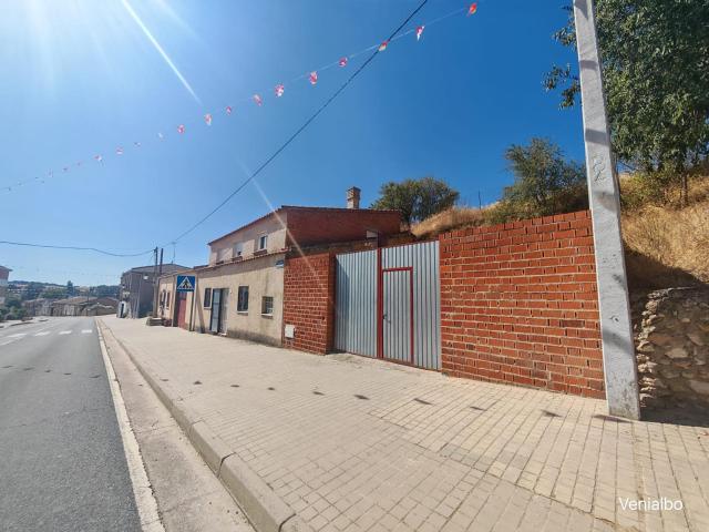 CASA EN VENTA PARCIALMENTE REFORMADA EN VENIALBO ZAMORA, 2 DORMITORIOS, BUHARDILLA, BAÑO, PATIO, BODEGA.