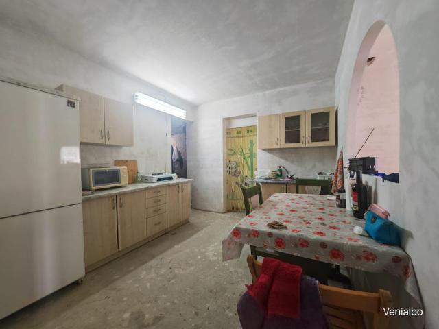 CASA EN VENTA PARCIALMENTE REFORMADA EN VENIALBO ZAMORA, 2 DORMITORIOS, BUHARDILLA, BAÑO, PATIO, BODEGA.