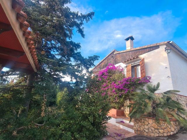 Casa en venta en Vespella de Gaià. Chalet independiente con piscina en parcela de 900 m², vistas a la montaña y al mar. Casas Vespella de.