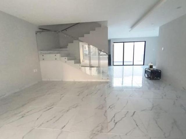 Casa en venta en Veracruz de 3 niveles en Fracc. Lomas de la Rioja