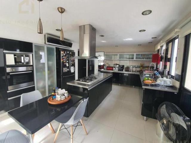 Casa en Venta en Veracruz, Fracc. Costa de Oro, con 4 recámaras, cochera para 4 autos y alberca