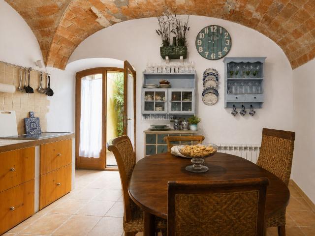 Casa en venta en Verges. CASA RÚSTICA REFORMADA CON PATIO Y TERRAZA. Casas.