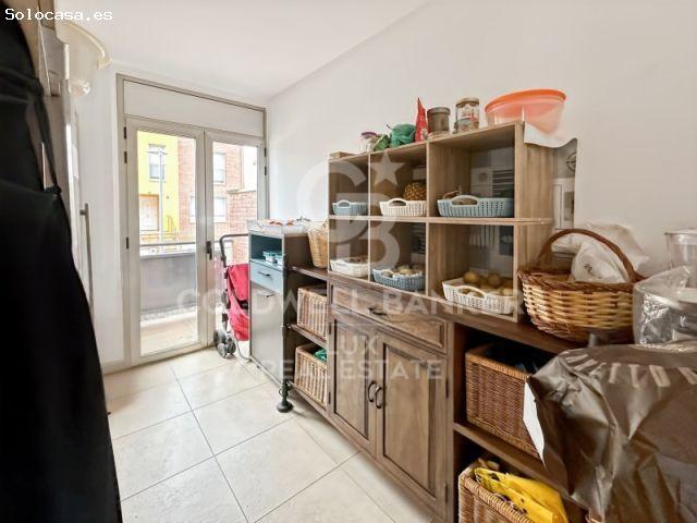 Casa en venta en Vic, barrio residencial, jardín y garaje