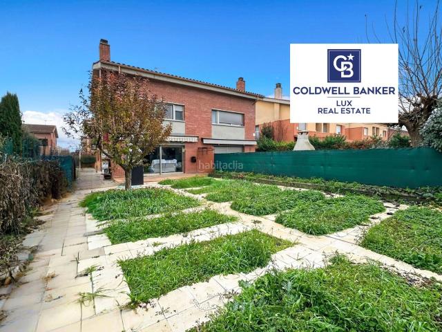 Casa en venta en Vic, Caputxins Ambulatori. Casa de construcción reciente en venta en Vic, Cataluña, situada en un barrio residencial tranquilo, con gran jardín y amplio gara. Casas.