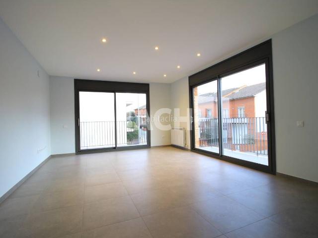 Casa en venta en Vic, Caputxins Ambulatori. Con espacios amplios y muy luminosa. Casas.