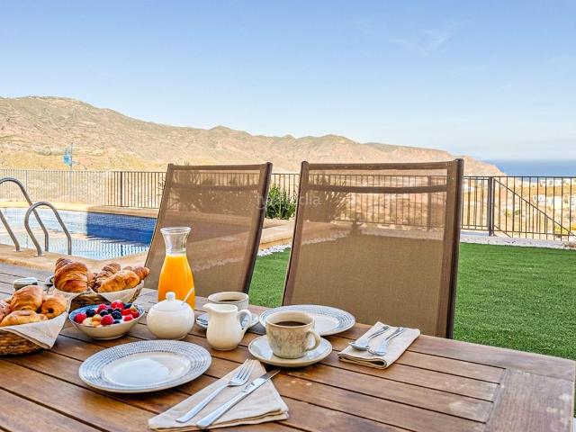 Casa en venta en Vícar, La Envía. Chalet con Piscina y Parcela de 599 M2. Casas.