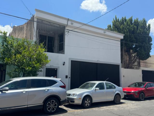 Casa en Venta en Victoria de Durango Centro, 4 Recámaras y Amplios Espacios