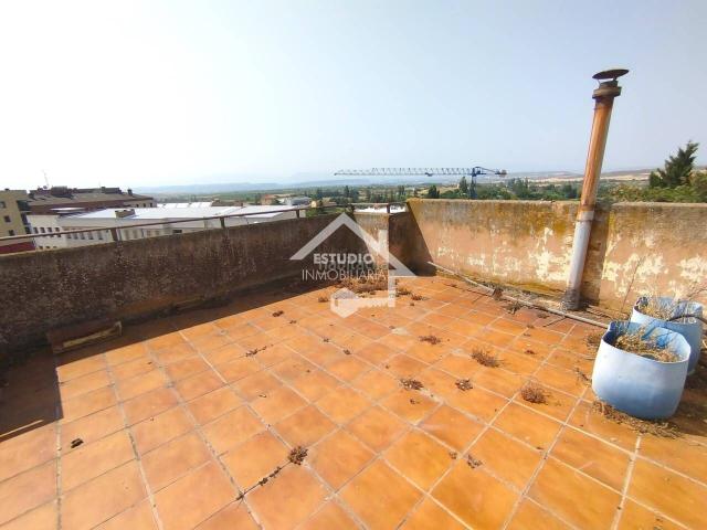 Casa en venta en Viana. Casa en venta en Viana con amplia terraza y múltiples habitaciones. Casas.