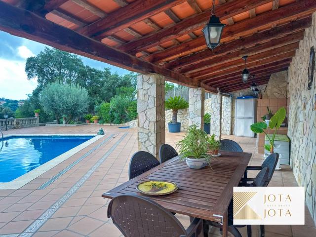 Casa en venta en Vidreres, Aiguaviva Parc. CASA DE 6 HABITACIONES CON PISTA DE TENIS PISCINA Y 2 GARAJES. Casas.