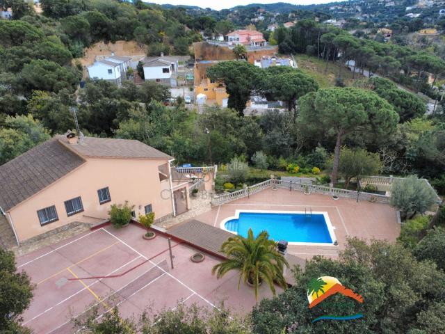 Casa en venta en Vidreres, Aiguaviva Parc. R02611 CASA DE 6 HABITACIONES CON PISCINA Y PISTA DE TENIS EN AIGUAVIVA PARC, VIDRERES. Casas.
