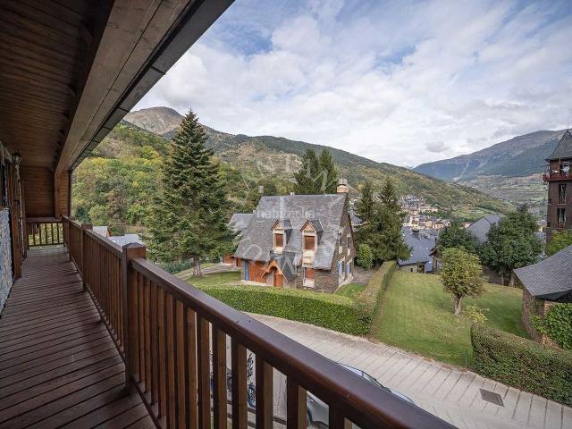 Casa en venta en Vielha e Mijaran, Vielha. GRAN CASA CON LUZ Y VISTAS EN LA ZONA ALTA DE VIELLA. Casas Vielha e.