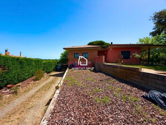 Casa en venta en Vilobí d´Onyar. Gran casa de 250m con parcela de 1.600m, diseño volcado al jardín y garaje con infinitas posibilidades. Casas Vilobí.