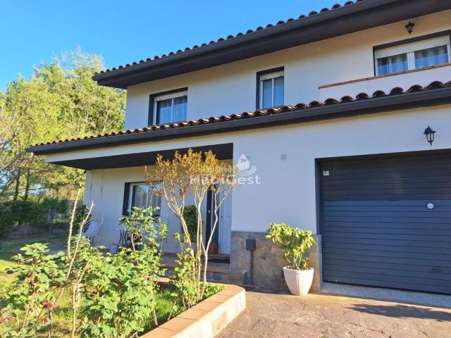 Casa en venta en Vilobí d´Onyar. Preciosa casa con gran jardin. Casas Vilobí.