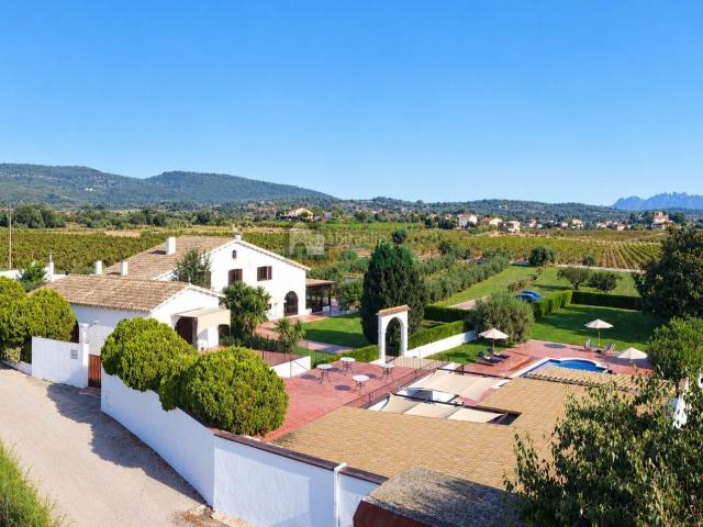 Casa en venta en Vilobí del Penedès. AUTENTICA MASIA de LUJO en venta perfectamente restaurada, con 8.100 m2 de terreno con jardines, en una situación privilegiada. Casas Vilobí del.