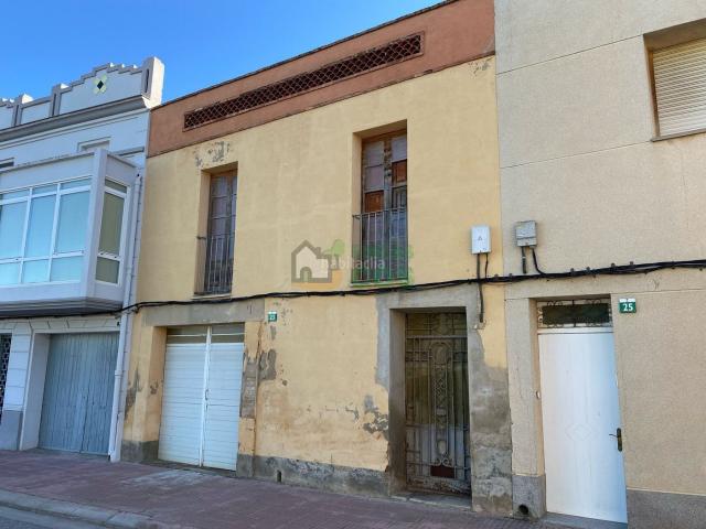Casa en venta en Vila sana. CASA DE PUEBLO en venta con jardín de 250 m2, pozo propio y agua de red en un lugar tranquilo, limpio, agradable y verde. Casas.