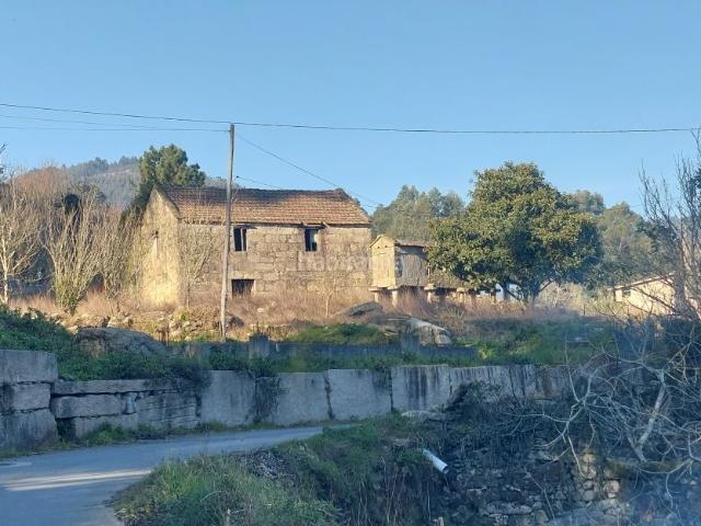 Casa en venta en Vilaboa. Casa gallega de piedra con hórreo y 2.099 m2 de finca Vistas a la ría. Casas.