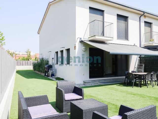 Casa en venta en Vilablareix. CASA ESQUINERA EN VILABLAREIX, 4 HABITACIONES Y JARDÍN. Casas.
