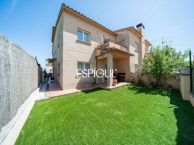 Casa en venta en Vilablareix. Casa independiente con gran parcela en Vilablareix. Casas.