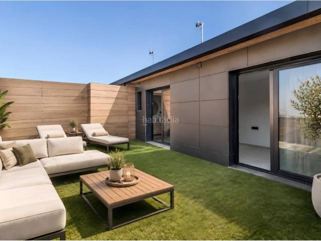 Casa en venta en Viladecans, Centre. Vivienda de 110 m2 construidos, con terraza de 28 m2, dispone de tres habitaciones y dos baños. Casas.