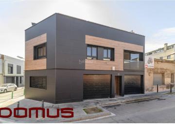 Casa en venta en Viladecans, Centre. Vivienda de 110 m2 construidos, con terraza de 28 m2, dispone de tres habitaciones y dos baños. Casas.