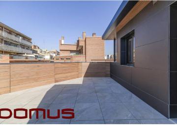 Casa en venta en Viladecans, Centre. Vivienda de 92 m2 construidos, terraza de 25 m2, dispone de tres habitaciones,dos baños y garaje. Casas.