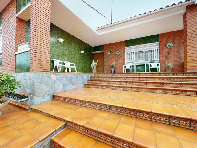 Casa en venta en Viladecans, La Roureda. Oportunidad casa en Albarossa. Casas.