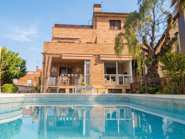 Casa en venta en Viladecans, Torrent Ballester. EXCLUSIVA CASA UNIFAMILIAR CON PISCINA Y CUATRO APARTAMENTOS INDEPENDIENTES EN VILADECANS. Casas.