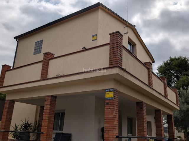 Casa en venta en Viladecavalls. CASA REFORMADA EL 2023 CON 4 HABITACIONES, 2 BAÑOS Y JARDÍN!. Casas.