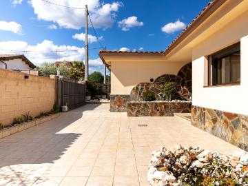 Casa en venta en Viladecavalls. Casa en venta en Sant Miquel de Gonteres con 3 habitaciones, jardín y piscina, Barcelona. Casas.