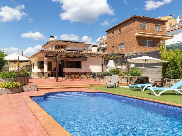 Casa en venta en Viladecavalls. Casa en venta en Sant Miquel de Gonteres con 3 habitaciones, jardín y piscina, Barcelona. Casas.
