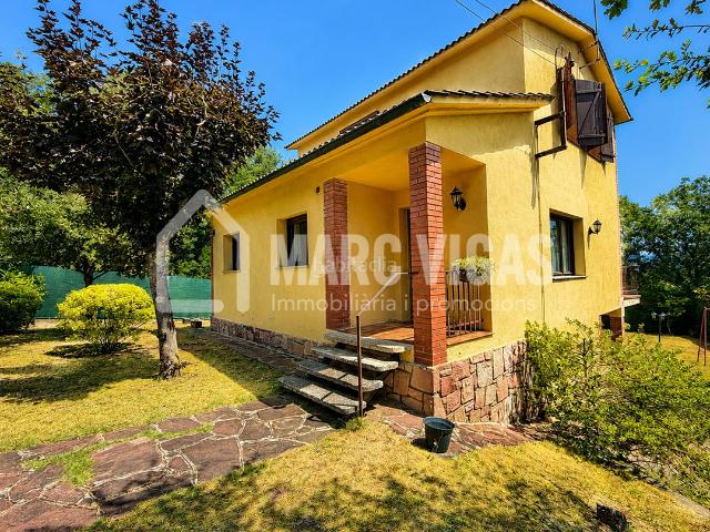 Casa en venta en Viladrau. Casa amb jardí i piscina a la urbanització La Guineu de Viladrau. Casas.