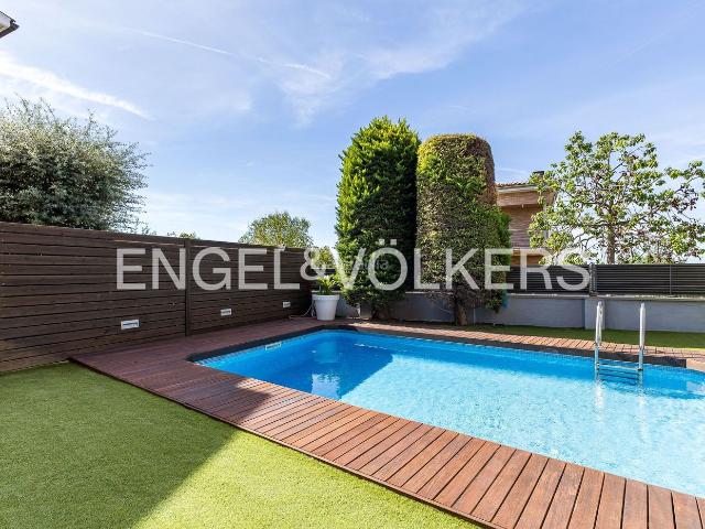 Casa en venta en Vilafranca del Penedès, Centre Vila. Exclusiva casa con piscina, luz y confort en una de las mejores zonas de Pla del Diable. Casas Vilafranca del.