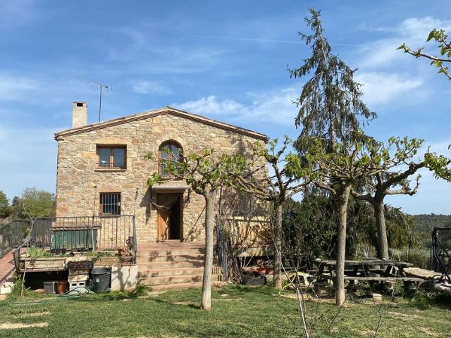 Casa en venta en Vilanova de Meià. Cal Cabàs Masía restaurada con 10.000 m2 de terreno, obrador legalizado y antiguo corral. Casas Vilanova de.