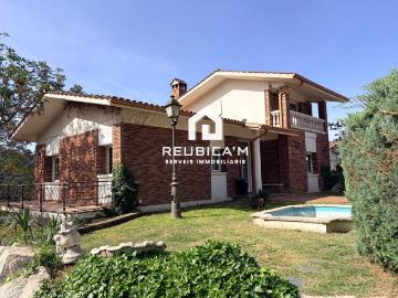 Casa en venta en Vilanova del Vallès. Luz, espacio y naturaleza: tu hogar a cuatro vientos. Casas Vilanova del.