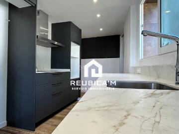 Casa en venta en Vilanova del Vallès. Parcela urbana con Loft Reformado y Cimentación Lista para Construir. Casas Vilanova del.
