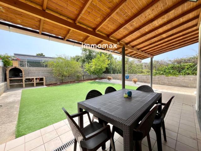 Casa en venta en Vilanova i la Geltrú, Fondo Somella Costa Dorada. Casa de 1 planta con gran jardín en Fondo Somella Vilanova i la Geltrú. Casas Vilanova i la.